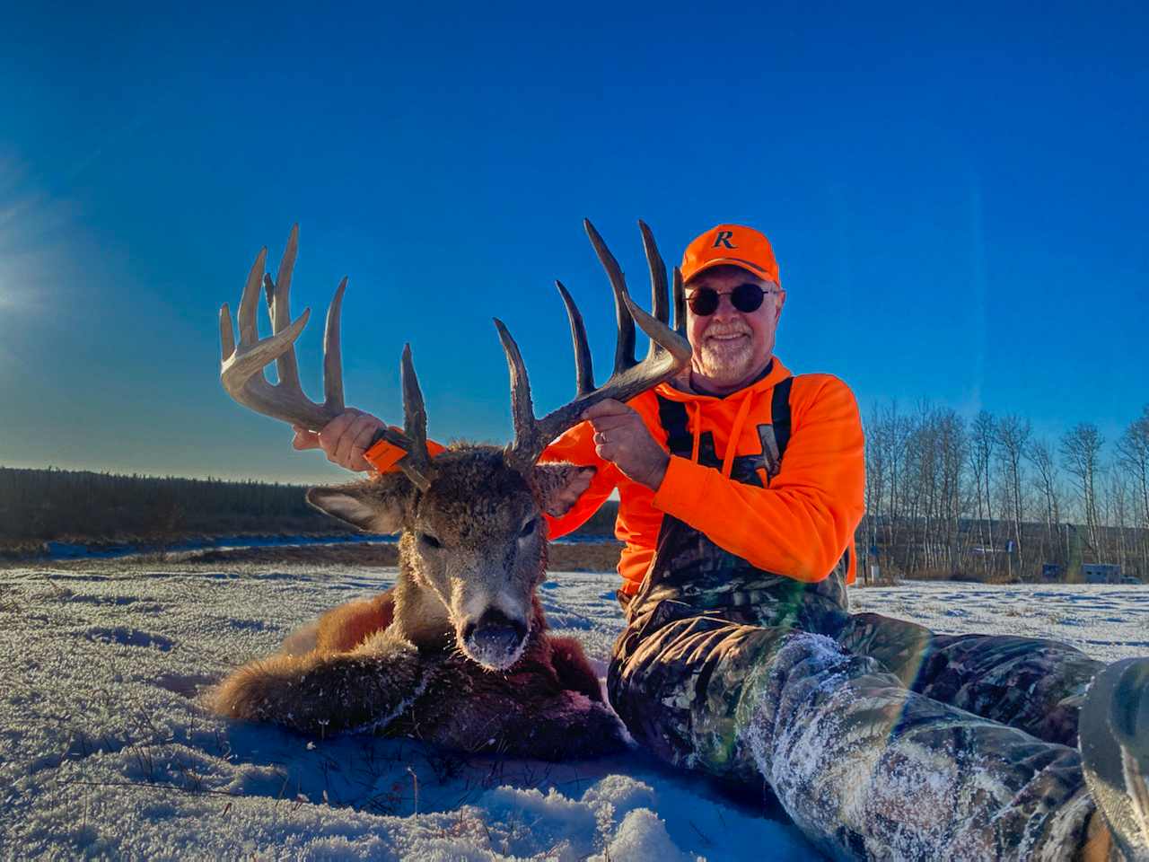 n*r様 蝦夷鹿hunting trophy（deerskull） Trophy Whitetail Deer Hunt / Saskatchewan, Kanada - BookYourHunt.com