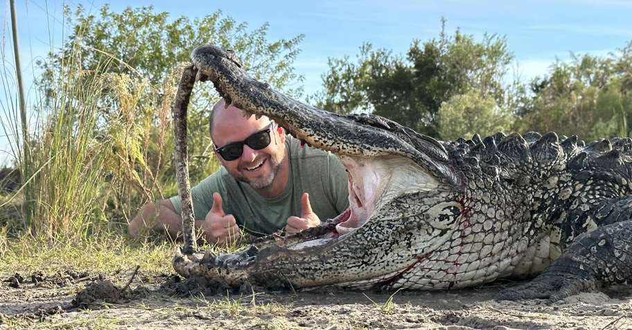 Alligator hunting trips - BookYourHunt.com